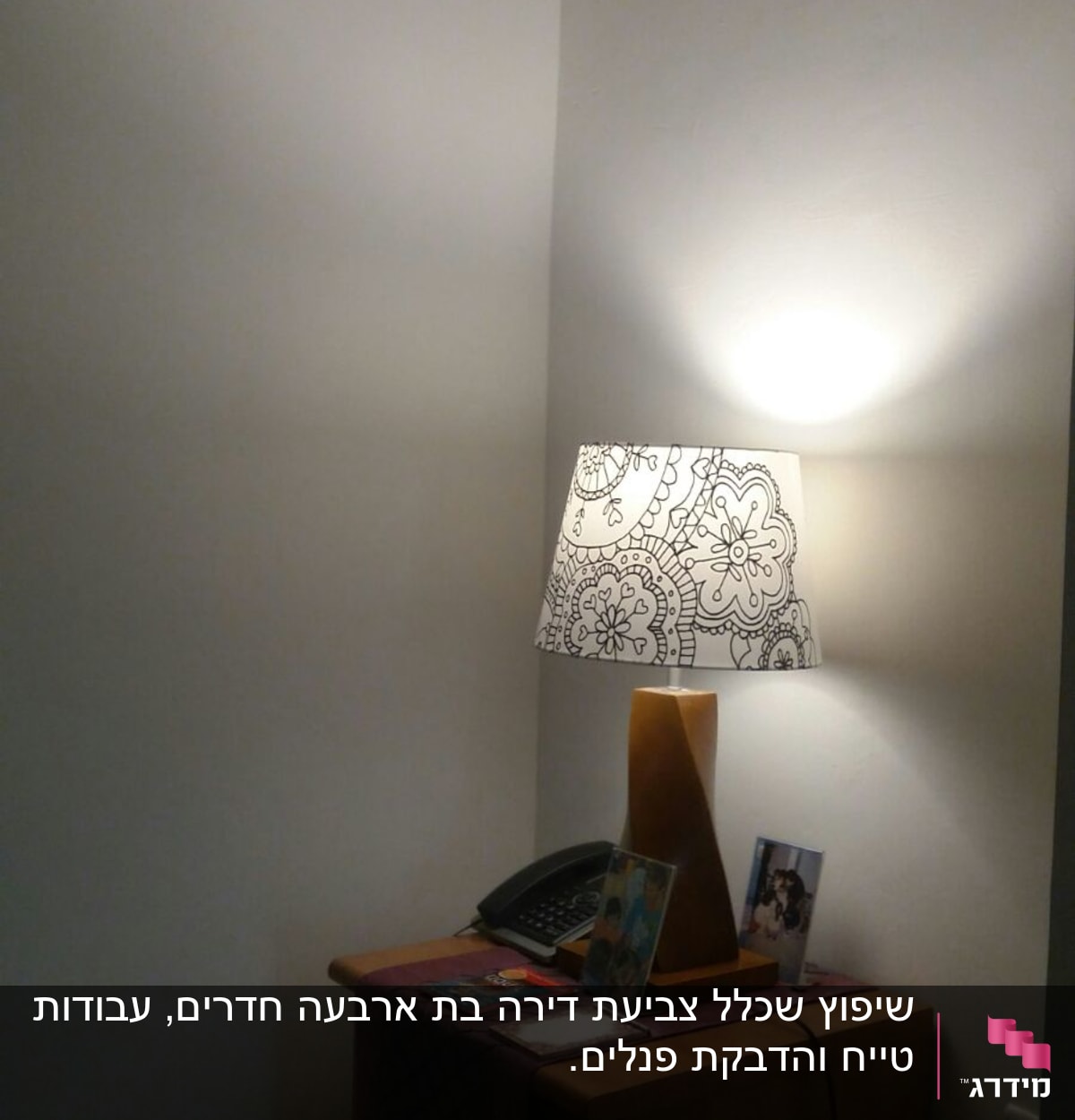 מנורה עם אהיל מעוטר על שולחן עץ